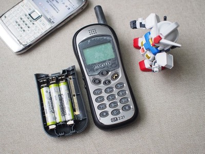 阿尔卡特OT221 三节7号电池驱动的手机传奇